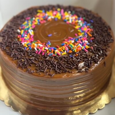 Torta Burrera 8" (20cm) Vainilla o Marmoleada con Dulce de Leche y Chispas